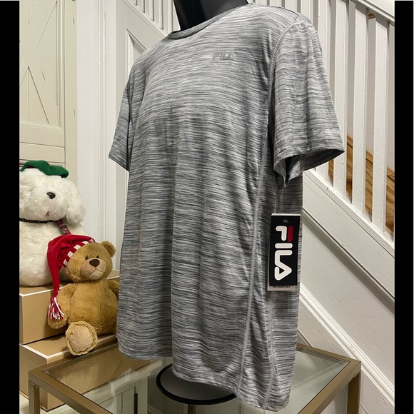 NWT Men’s Size Large Fila Short Sleeve Quick Dry Logo Print Tee In Rainfall Grey - Picture 3 of 9